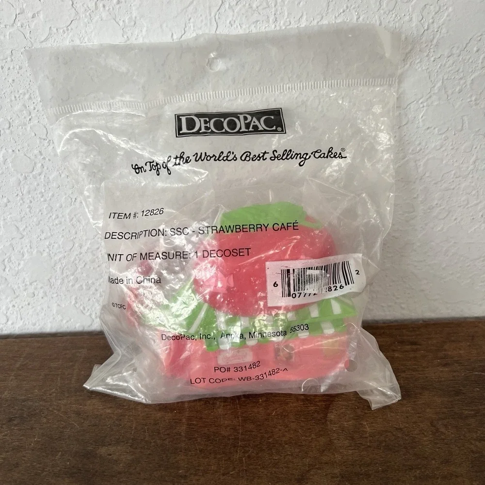 NEW DecoPac Cake Topper‎ Strawberry Shortcake Cafe Play-set And Mini Figure